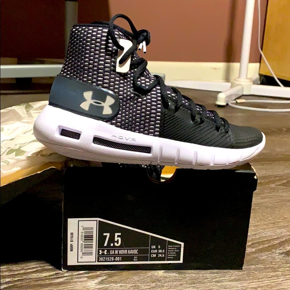 NWBox~Women’s UNDER ARMOUR basketball shoes